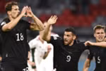 Leon Goretzka (trái) đưa tuyển Đức vào vòng 1/8 EURO 2020. (Nguồn: EPA)