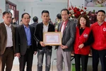 Hội Chữ thập đỏ Việt Nam trao Bằng khen cho 'người hùng' cứu bé 3 tuổi