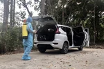 Khử khuẩn xe do tài xế M.T.T chở khách về Sóc Trăng. (Ảnh: TTXVN phát)