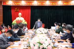 Phó Chủ tịch UBND tỉnh Hòa Bình Nguyễn Văn Chương chỉ đạo công tác phòng, chống dịch trên địa bàn tỉnh Hòa Bình. (Ảnh: Thanh Hải/TTXVN)