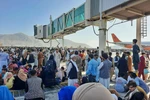 Đám đông người sơ tán khi Taliban tuyên bố kiểm soát Afghanistan. (Ảnh: AFP/TTXVN)