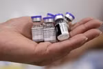 Vaccine phòng COVID-19 của hãng dược Pfizer-BioNTech. (Ảnh: AFP/TTXVN)