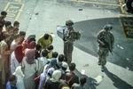 Binh sỹ Mỹ gác tại sân bay quốc tế ở Kabul, ngày 16/8. (Ảnh: AFP/TTXVN)