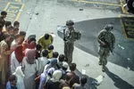 Binh sỹ Mỹ gác tại sân bay quốc tế ở Kabul, ngày 16/8. (Ảnh: AFP/TTXVN)