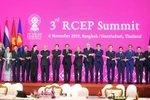 Lãnh đạo các nước thành viên dự Hội nghị Cấp cao RCEP lần thứ 3. (Ảnh: Thống Nhất/TTXVN)
