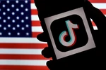 Biểu tượng TikTok trên một màn hình điện thoại ở Virginia, Mỹ. (Ảnh: AFP/TTXVN)
