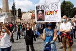 Người biểu tình giơ cao khẩu hiệu phản đối nạn phân biệt chủng tộc tại Rome, Italy. (Nguồn: Reuters)