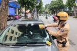 Hà Nội ngày đầu triển khai dán phạt nguội lỗi dừng, đỗ xe trái phép