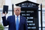 Tổng thống Trump cầm Kinh Thánh chụp ảnh tại nhà thờ St. John's. (Nguồn: CNN)