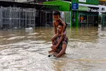 Người dân sơ tán khỏi các khu vực ngập lụt ở Phnom Penh, Campuchia, ngày 17/10/2020. (Ảnh: AFP/TTXVN)