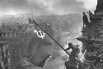 Người lĩnh Hồng quân Liên Xô vẫy cờ chiến thắng tại Berlin, Đức ngày 2/5/1945. (Nguồn: Wikipedia)