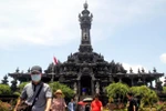 Khách du lịch Trung Quốc tham quan đền Bajra Sandi tại Bali, Indonesia. (Nguồn: ANN)