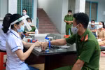 Các cán bộ, chiến sỹ công an tham gia hiến máu tình nguyện. (Ảnh: Trung Hiếu/TTXVN)