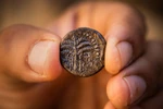 Đồng tiền cổ có niên đại 1.900 năm được phát hiện tại Jerusalem. (Nguồn: City of David Archive)