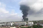 Cháy lớn với cột khói cao hàng chục mét. (Ảnh: PV/Vietnam+)