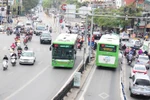 Buýt nhanh BRT 01 Kim Mã-Yên Nghĩa đi vào hoạt động đã thu hút được số lượng khách tham gia khá cao. (Ảnh: Thi Uyên/Vietnam+)