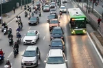 Đa phần các tài xế ôtô chấp hành khá nghiêm chỉnh khi đi đúng làn đường quy định, không lấn làn đường dành riêng cho buýt nhanh BRT. (Ảnh: Doãn Đức/Vietnam+)