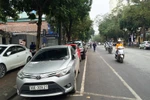 Ôtô đã được chuyển từ đỗ chéo sang đỗ dọc trên tuyến phố Trần Hưng Đạo. (Ảnh: Nguyễn Hằng/Vietnam+)