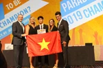 Em Trần Hoàng Anh nhận huy chương đồng của cuộc thi. (Ảnh: PV/Vietnam+)