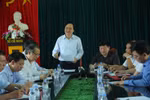 Bộ trưởng Bộ Giáo dục và Đào tạo Phùng Xuân Nhạ làm việc với lãnh đạo tỉnh Hưng Yên về tình trạng bạo lực học đường. (Ảnh: CTV/Vietnam+)