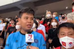 Khán giả tràn xuống sân ăn mừng chức vô địch cùng U23 Việt Nam
