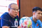 Huấn luyện viên Park Hang-seo trả lời phỏng vấn trước trận gặp câu lạc bộ Borussia Dortmund. (Ảnh: CTV/Vietnam+) 