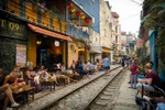 Sau thông tin các quán cà phê và tụ điểm ở Phố đường tàu (đoạn Trần Phú-Phùng Hưng) có thể bị giải tỏa, nơi đây đã và đang là địa điểm rất thu hút khách du lịch trong và ngoài nước đến tham quan. (Ảnh: Minh Hiếu/Vietnam+)