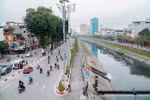 [Photo] Những người dọn rác thầm lặng trên dòng sông Tô 