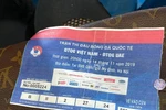 Vé bóng đá giả có thể dễ dàng lọt qua cổng soát vé một cách dễ dàng. (Ảnh: Vietnam+)