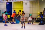 Thay vì bắt trẻ lao đầu vào học thì bậc phụ huynh nên việc tạo một sân chơi giải trí lành mạnh, giải tỏa áp lực tâm lý cho các em sau kỳ học căng thẳng. (Ảnh: PV/Vietnam+)