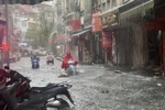 Hà Nội: Nhiều khu vực nội đô đang bị ngập sau cơn mưa chiều