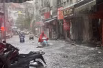 Hà Nội: Nhiều khu vực nội đô đang bị ngập sau cơn mưa chiều