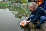 Năm 2016, Ngài Ted Osius cũng đã vinh dự được thả cá chép tại Kinh thành Huế trong dịp đạp xe xuyên Việt của mình. (Ảnh: Minh Sơn/Vietnam+)