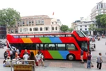 Sáng 30/6, chiếc xe buýt 2 tầng độc đáo mang tên City Tour đã xuất hiện trước cửa Nhà hát lớn Hà Nội sẵn sàng phục vụ khách du lịch. (Ảnh: Minh Sơn/Vietnam+) 