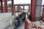 Hơn một tuần nay, người dân Thủ đô lưu thông đến ngã tư Nhổn - Cầu Diễn đều cảm thấy lạ lùng khi xe máy được bố trí qua một lối đi riêng bằng đường hầm. (Ảnh: PV/Vietnam+)