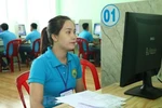 Thí sinh thi lý thuyết sát hạch lái xe. (Ảnh: Ngọc Minh/TTXVN)