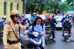 Cảnh sát giao thông sẽ xử lý những học sinh điều khiển xe máy không đội mũ bảo hiểm. (Ảnh: Võ Phương/Vietnam+)