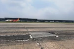 Đường cất hạ cánh sân bay Nội Bài được vá trám tạm thời nhằm đảm bảo khai thác. (Ảnh: Việt Hùng/Vietnam+)