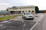 Ghép xe ngang trong sa hình cũng là phần thi khó nhằn đối với học viên và là phần thi bám sát thực tế đỗ xe trong đô thị. (Ảnh: Việt Hùng/Vietnam+)