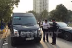 Thanh tra giao thông vận tải Hà Nội kiểm tra xe Limousine chạy quanh cổng sau khu vực Big C. (Ảnh: Vietnam+)