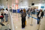 Cảng hàng không Nội Bài thực hiện nghiêm giãn cách xã hội tại nhà ga hành khách. (Ảnh: Phan Công/Vietnam+)