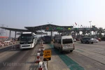 Phương tiện lưu thông trên làn đã lắp đặt hệ thống thu phí tự động không dừng. (Ảnh: Huy Hùng/Vietnam+)