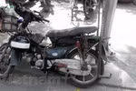 Xe máy cũ vẫn được một số bộ phận dân lao động, người nghèo sử dụng làm phương tiện làm việc hàng ngày. (Ảnh: Việt Hùng/Vietnam+)