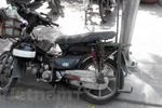 Xe máy cũ vẫn được một số bộ phận dân lao động, người nghèo sử dụng làm phương tiện làm việc hàng ngày. (Ảnh: Việt Hùng/Vietnam+)