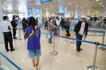 Hành khách tuân thủ khoảng cách tối thiểu 2m khi làm thủ tục tại sân bay Nội Bài sau hai ngày nới lỏng giãn cách xã hội. (Ảnh: Phan Công/Vietnam+)