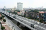 Phương tiện lưu thông đường vành đai 3 trên cao. (Ảnh: Huy Hùng/TTXVN)