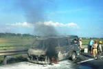 Hà Nội: Xe khách bất ngờ bốc cháy dữ dội trên cao tốc Pháp Vân