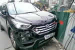 Sau khi đâm 1 taxi và "hạ gục" 2 xe máy, chiếc SantaFe cắm đầu vào rào chắn ngang đường (Ảnh: Cộng tác viên Phùng Chiến/Vietnam+) 