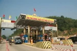 Trạm thu phí trên tuyến Quốc lộ 6, đoạn qua thị trấn huyện Lương Sơn (Hòa Bình). (Ảnh: Nhan Hữu Sinh/TTXVN)