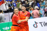 Kaylynne Trương và Trần Anh Đào (trái) ăn mừng chiến thắng trước Indonesia với tỷ số 19-16. (Ảnh: Tuấn Đức/TTXVN)